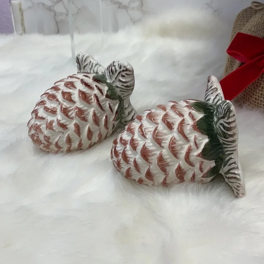 Pinecone salt and pepper shakers - Picture 4 of 9
